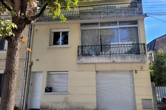 Maison de centre ville avec terrasse, véranda et grand garage et petit jardin